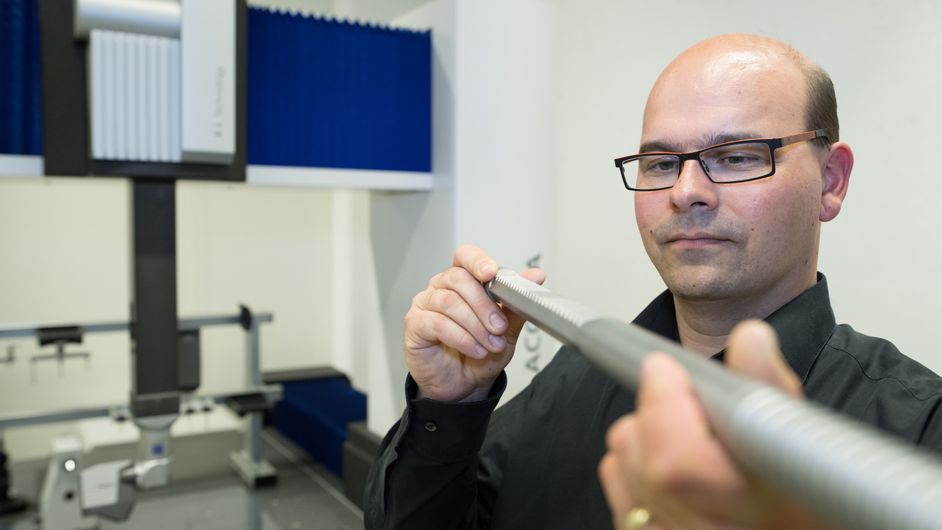 Technician with ZEISS Linescan