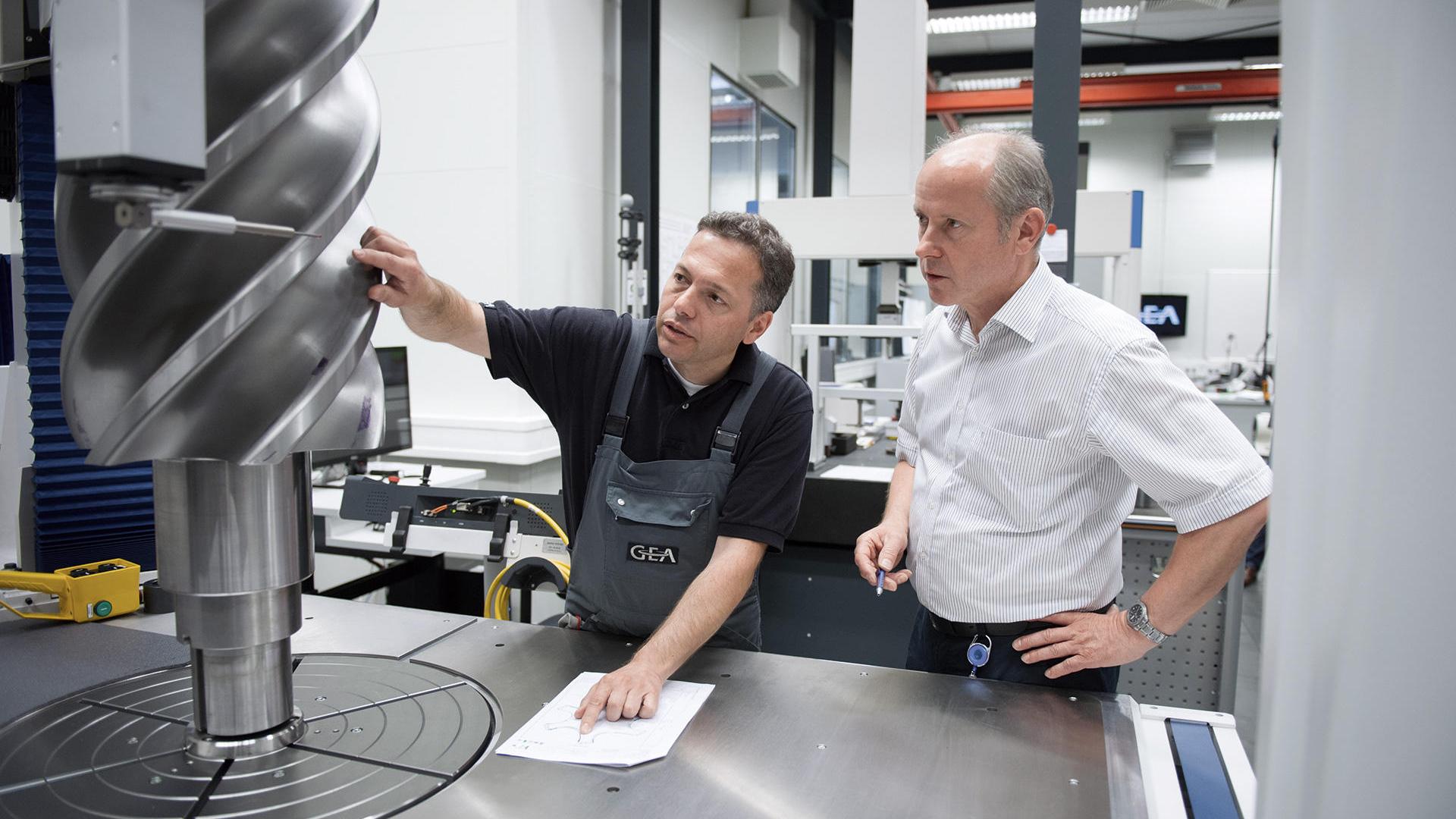 Carsten Göbel and Harald Wilke discuss the measurement of a rotor on the ZEISS MMZ in the GEA Refrigeration Germany measuring lab