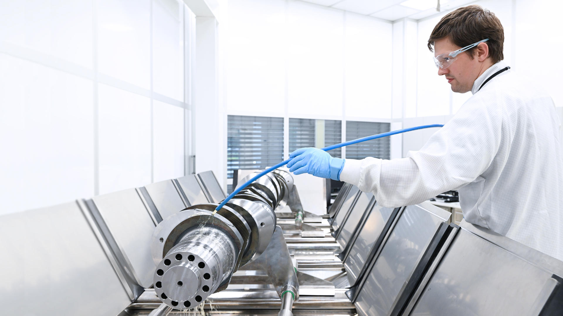 INNIO Group analyzes the chemical composition of residual dirt particles using a ZEISS solution.