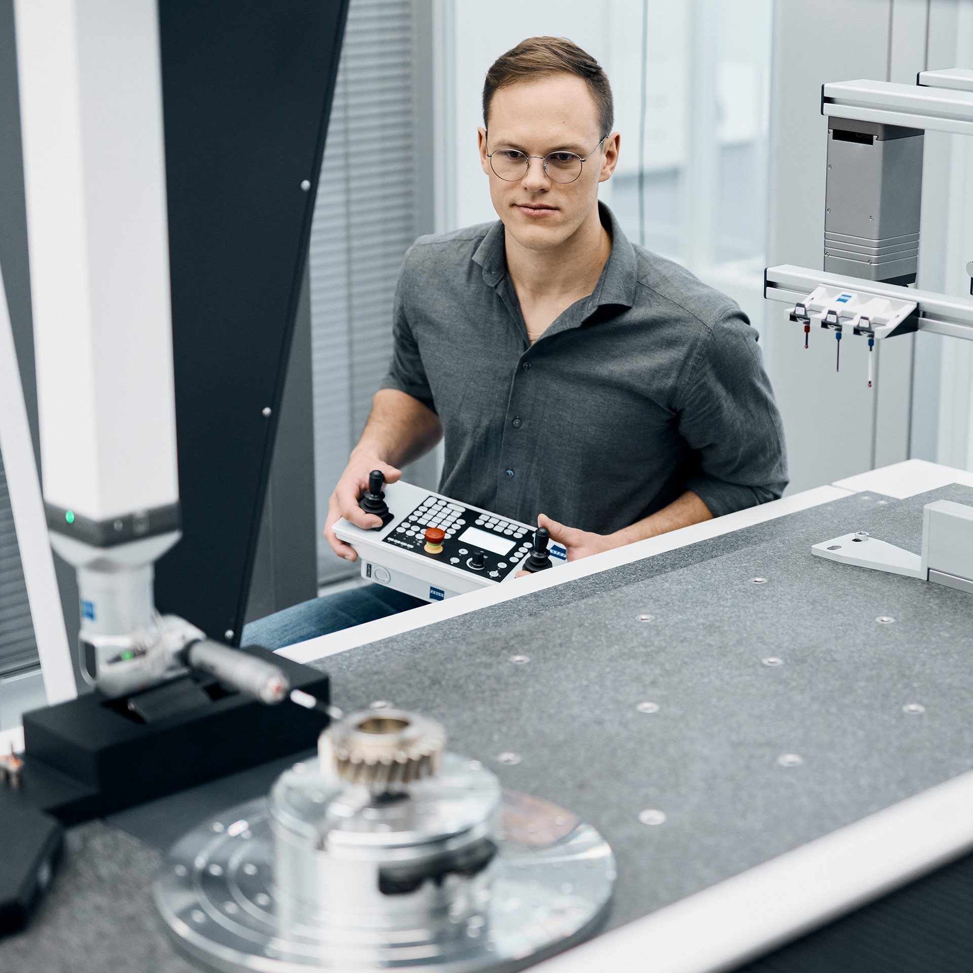 Скорост и опционална ZEISS VAST ос на ротационна маса