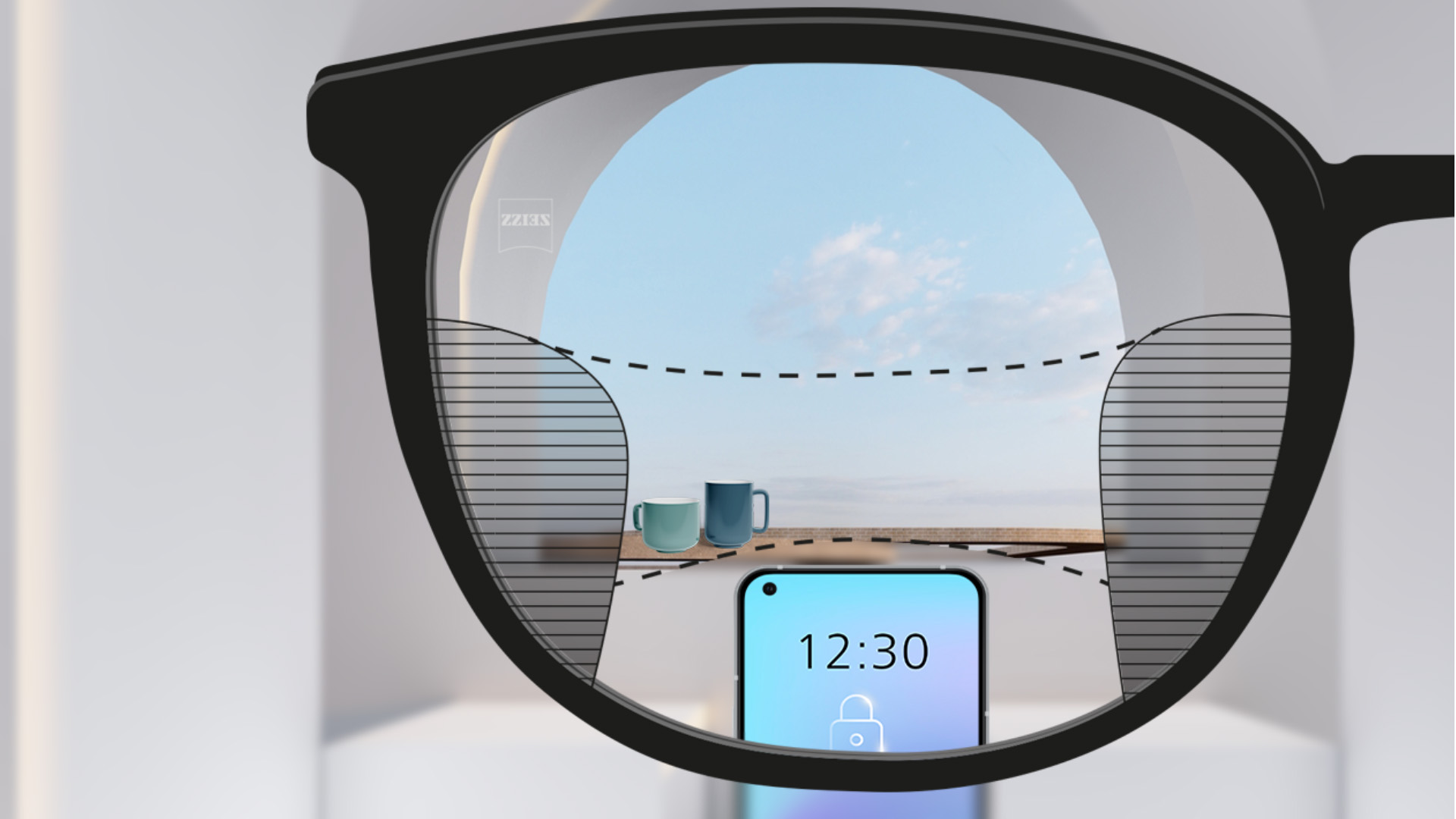 Изображение на гледната точка с лещите ZEISS Progressive SmartLife със смартфон и чаши на заден план, докато лещата е напълно ясна с тънки размазани участъци вляво и вдясно.