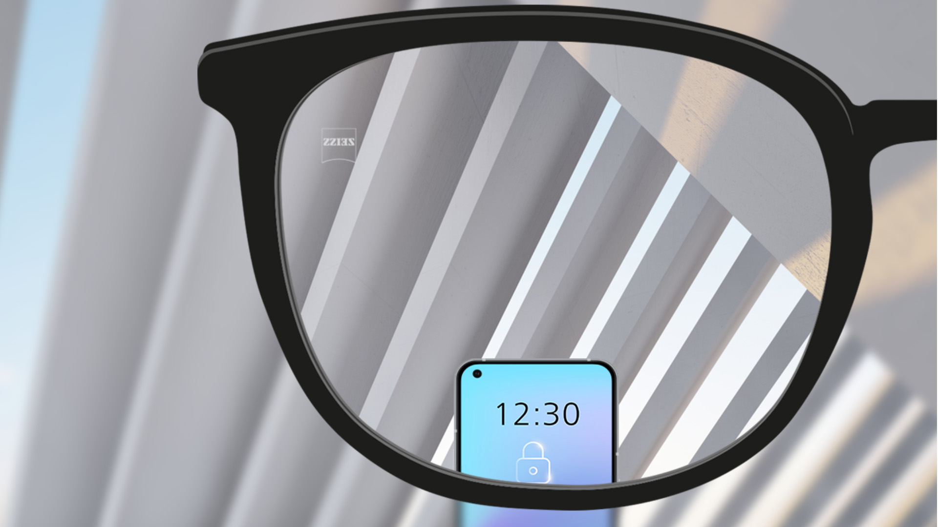 Изображение на гледната точка с лещи ZEISS Single Vision SmartLife със смартфон и напълно ясна леща.