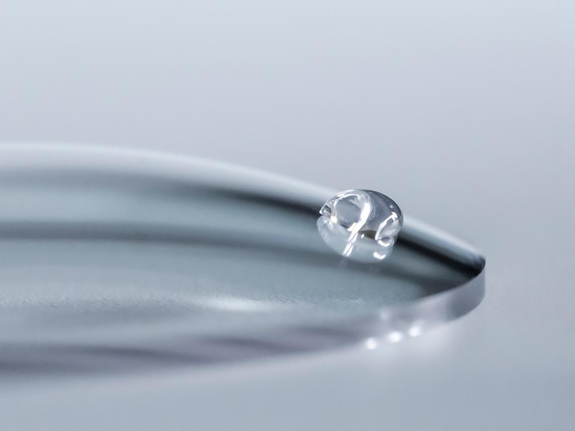 Водна капка се плъзга от стъкло ZEISS с лесно почистващо се покритие.