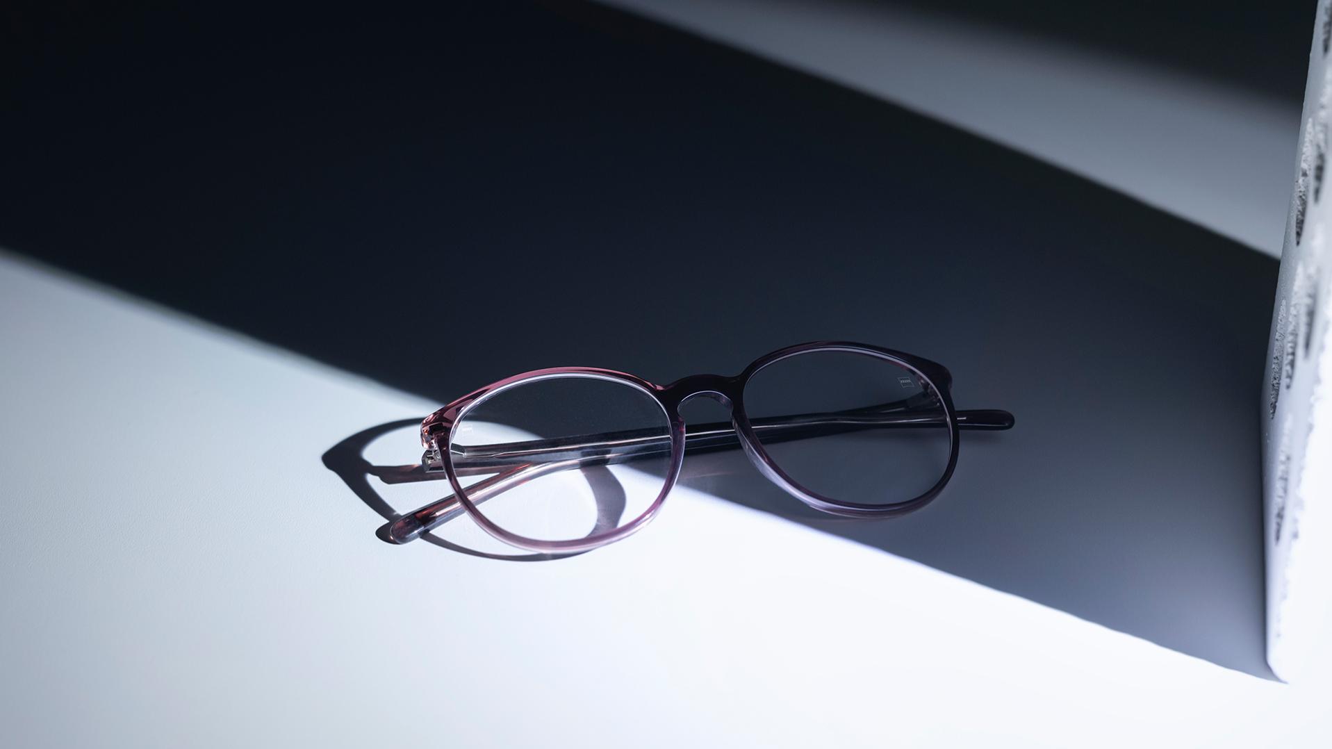 Очила с лещи ZEISS и покрития DuraVision®, които са наполовина на сянка, наполовина на слънце.