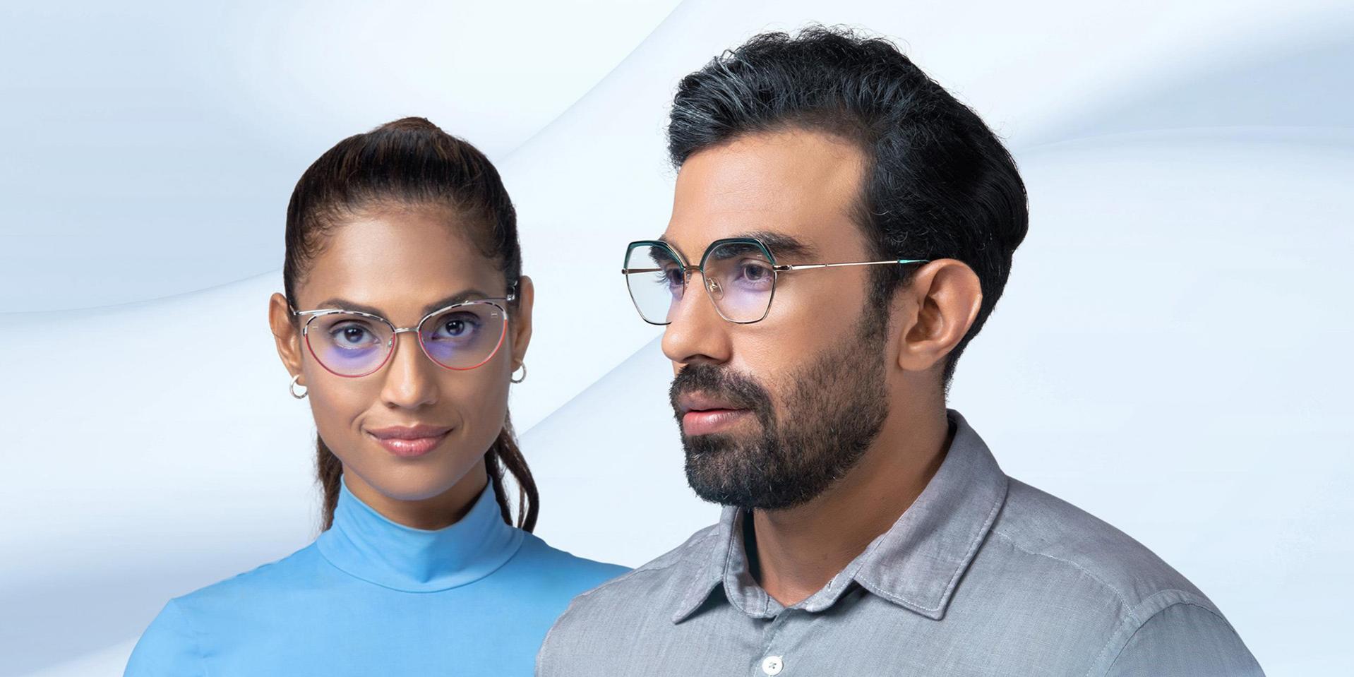 Жена и мъж на средна възраст, носещи стъкла ZEISS Progressive Light 2.