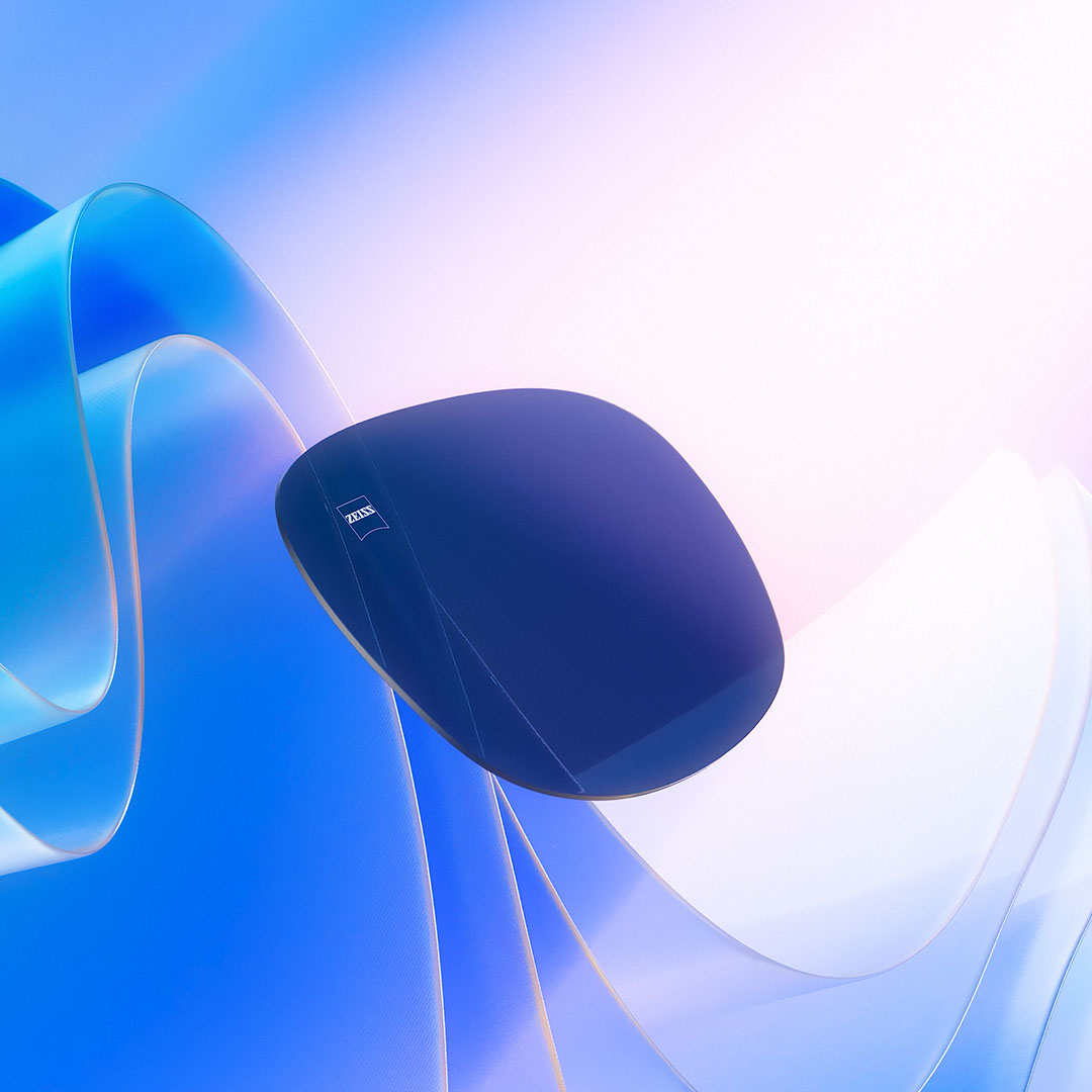 Показано е компютърно генерирано изображение (CGI) на затъмнени стъкла, движейки се плавно към слънчевата светлина, илюстрирайки способността на стъклата да блокират ултравиолетовите лъчи.