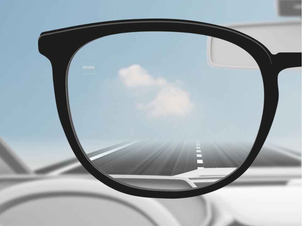 Изображение от гледната точка на водач на автомобил с лещи ZEISS Single Vision DriveSafe, като лещите са напълно ясни. 