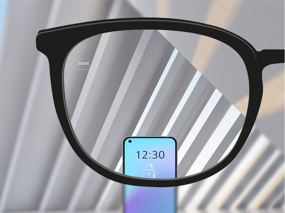 Изображение от гледната точка с лещи ZEISS Single Vision SmartLife със смартфон и напълно ясна леща.