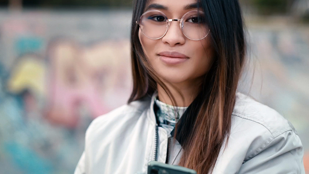 Млада жена в скейтпарк с еднофокусни лещи ZEISS Single Vision SmartLife.